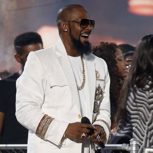 Alleged R. Kelly victim accuses singer of sending her letter threat