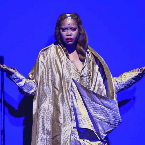 Erykah Badu booed as she prays for R. Kelly during concert