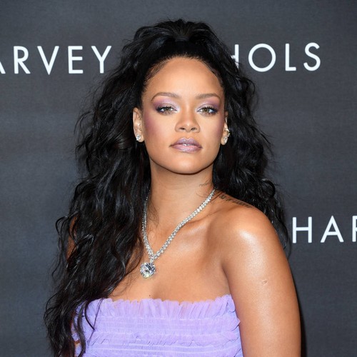 Rihanna's dad wants star's lawsuit dismissed