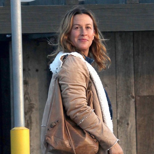 Alanis Morissette making plans for postpartum depression as she awaits third child