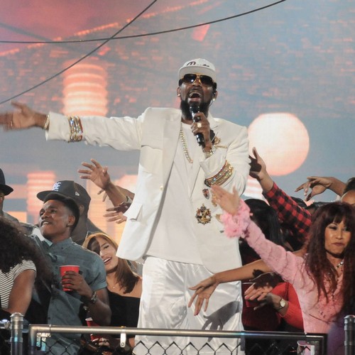 Prosecutors have gathered evidence R. Kelly transported minors across state lines for sex - report