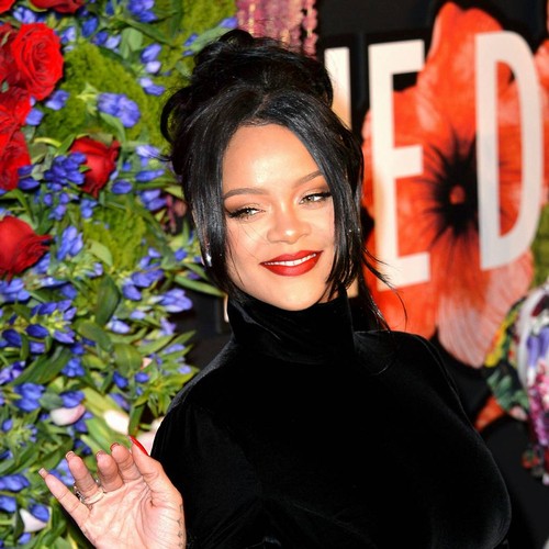Rihanna stuns fans with Friday morning fashion show concert online