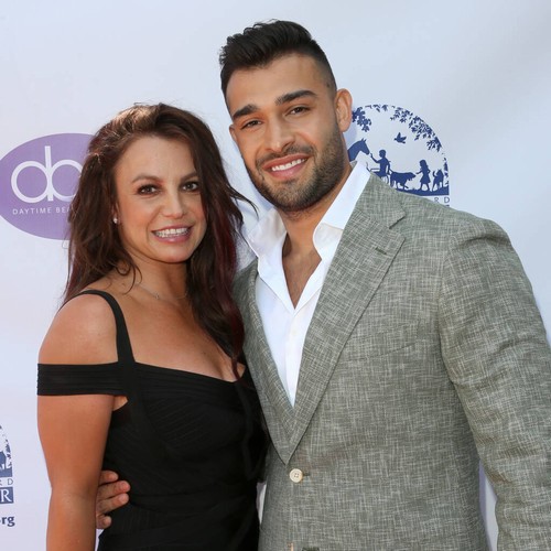 Britney Spears leaves boyfriend at awards show following bizarre red carpet arrival