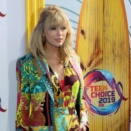 Taylor Swift 'turns into a wizard' after a couple of drinks