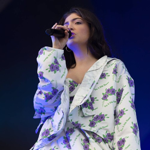 Lorde postpones album release following death of her dog