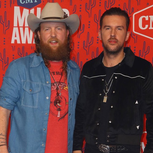 Brothers Osborne battle sound issues at NFL half-time show