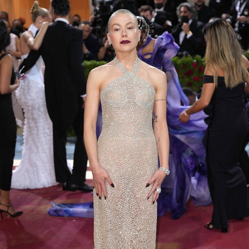 Phoebe Bridgers leads chant against U.S. Supreme Court at Glastonbury Festival – Music News