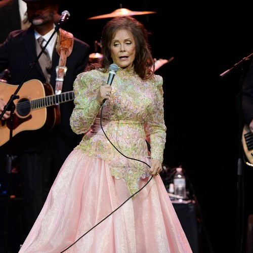 Dolly Parton leads tributes to Loretta Lynn – Music News