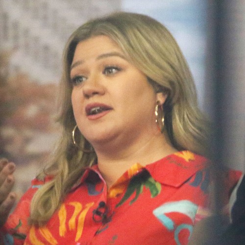 Kelly Clarkson granted restraining orders against two alleged stalkers – Music News