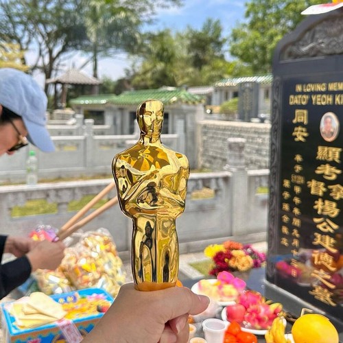 Michelle Yeoh takes Oscar trophy to visit father’s grave in Malaysia – Music News