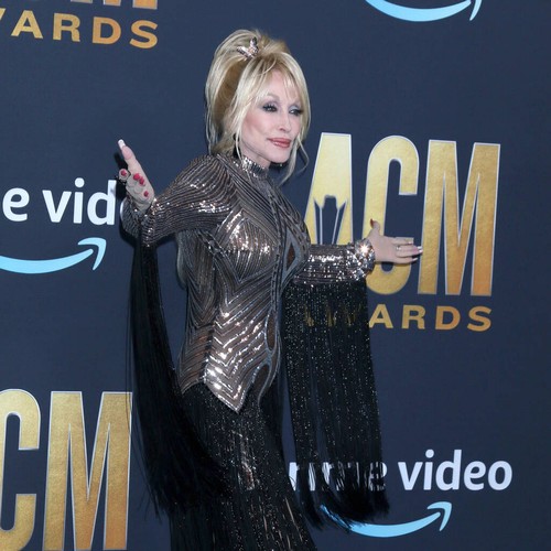 Dolly Parton rend hommage à Naomi Judd et Loretta Lynn lors des ACM Awards – News 24