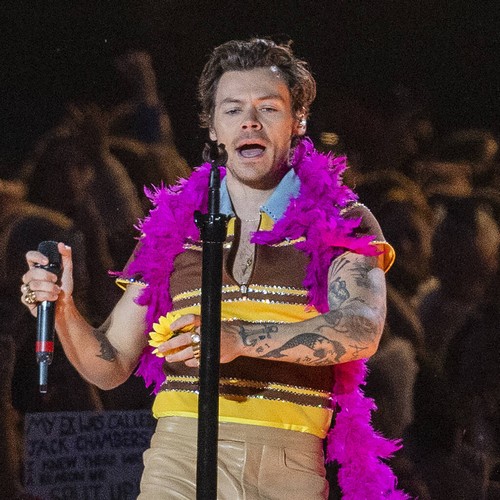 Harry Styles ‘hit in the face by object’ during concert in Vienna – Music News