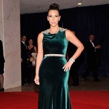 Kim-Kardashian-keeps-Kanye-close