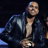 Chris-Brown-relaxes-with-Rihanna-family