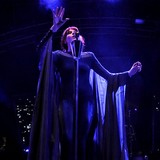 Florence-Welch-pulls-dates-after-vocal-injury