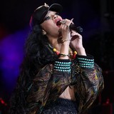 Rihanna-Brown-picks-clothes