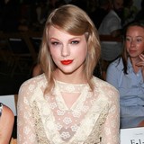 Taylor-Swift-swept-off-her-feet