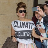 Lady-Gaga-snacking-at-night