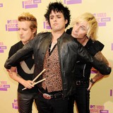Billie-Joe-Armstrong-concentrating-on-rehab
