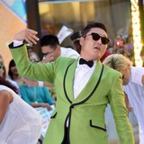 Psy-playing-NYC-Halloween-bash