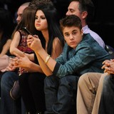 Selena-Gomez-takes-Bieber-back