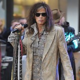 Steven-Tyler-surrounded-by-models-at-club