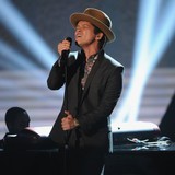 Bruno-Mars-feeling-feminine-after-manicure