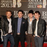 Mumford-and-Sons-enjoy-show-hugs