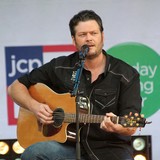 Shelton:-Shakira-and-Usher-are-competitive