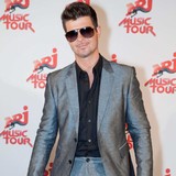 Robin Thicke unimpressed by model breasts