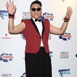 Psy-impresses-Queen-guitarist