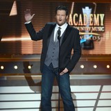 Blake-Shelton-drinking-his-face-off-at-birthday