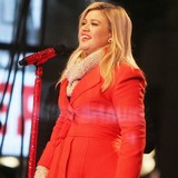 Kelly Clarkson welcomes baby girl
