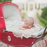 Kelly Clarkson introduces daughter