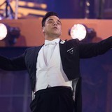 Robbie Williams 'breaks fan's arm'