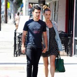 Joe Jonas splits with girlfriend