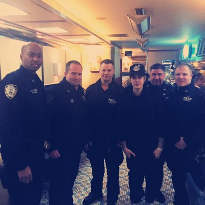 Bieber buys meal for cops