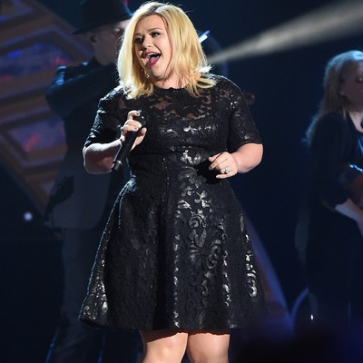 Kelly Clarkson doesn't show off her award wins