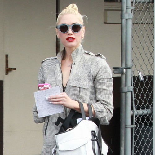 Gwen Stefani goes country with Blake Shelton duet