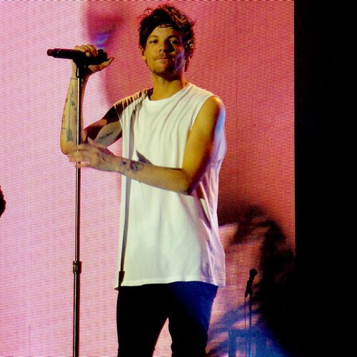 Louis Tomlinson 'wants to bring up baby in UK'