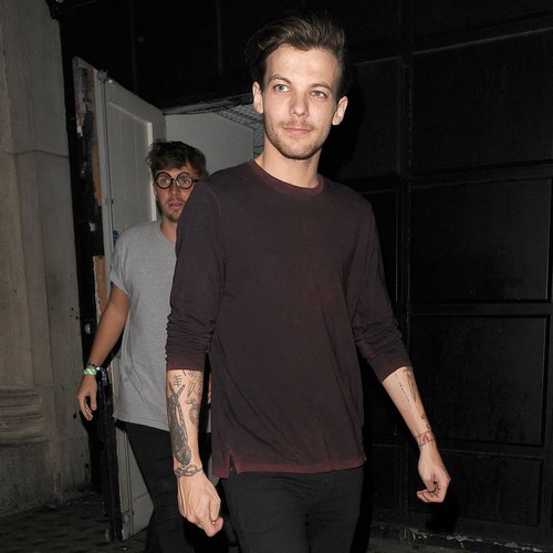 Louis Tomlinson gatecrashes party, leaves passport behind