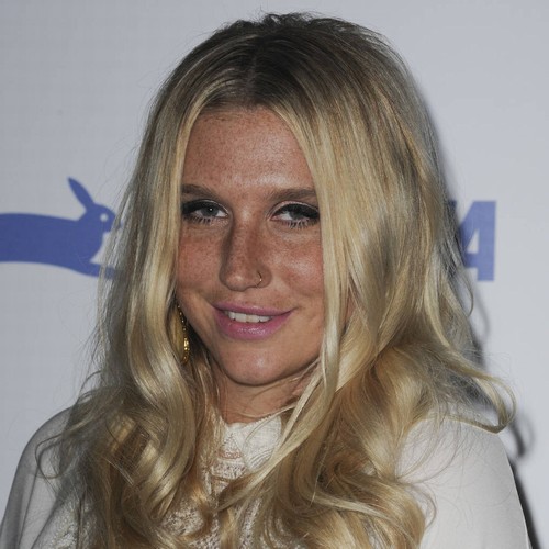Kesha chokes up accepting human rights award