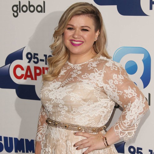 Kelly Clarkson's daughter waves goodbye to American Idol