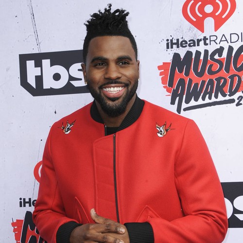 Jason Derulo sets up bathroom bar
