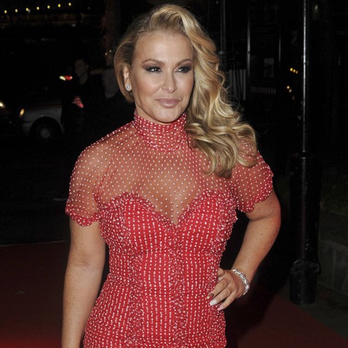 Anastacia postpones concerts due to throat infection