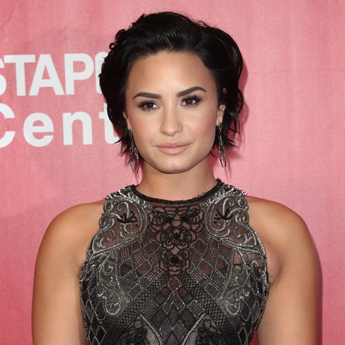Demi Lovato adopts cat despite allergies