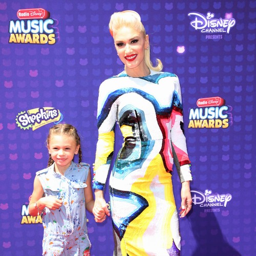 Gwen Stefani hailed a 'hero' at Radio Disney Music Awards