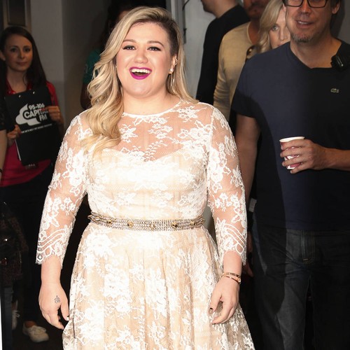 Kelly Clarkson in awe of Chrissy Teigen's post-pregnancy slim down