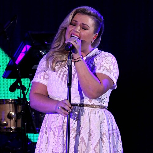 Kelly Clarkson dumps RCA for Atlantic after teasing fans about major news