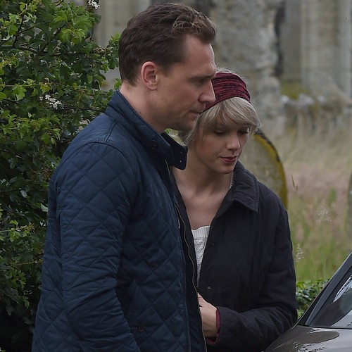 Taylor Swift and Tom Hiddleston enjoy a Roman holiday